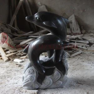 Escultura de peix de granit negre