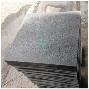 Paviment de granit fosc